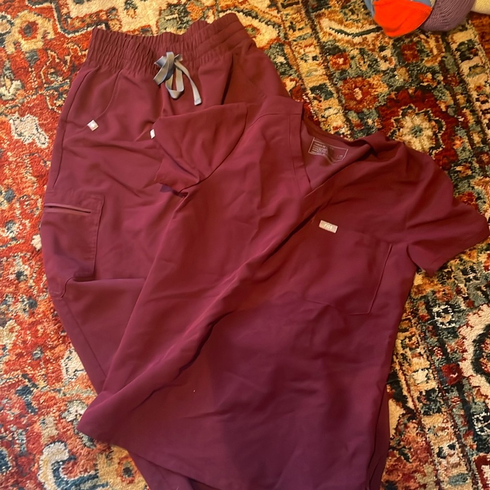 FIGS high waisted joggers and one pocket top. XS